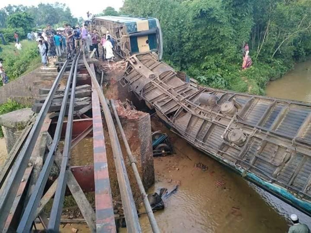 Ku vlakovému nešťastiu došlo v severovýchodnej časti Bangladéša pri prejazde mostu nad kanálom.