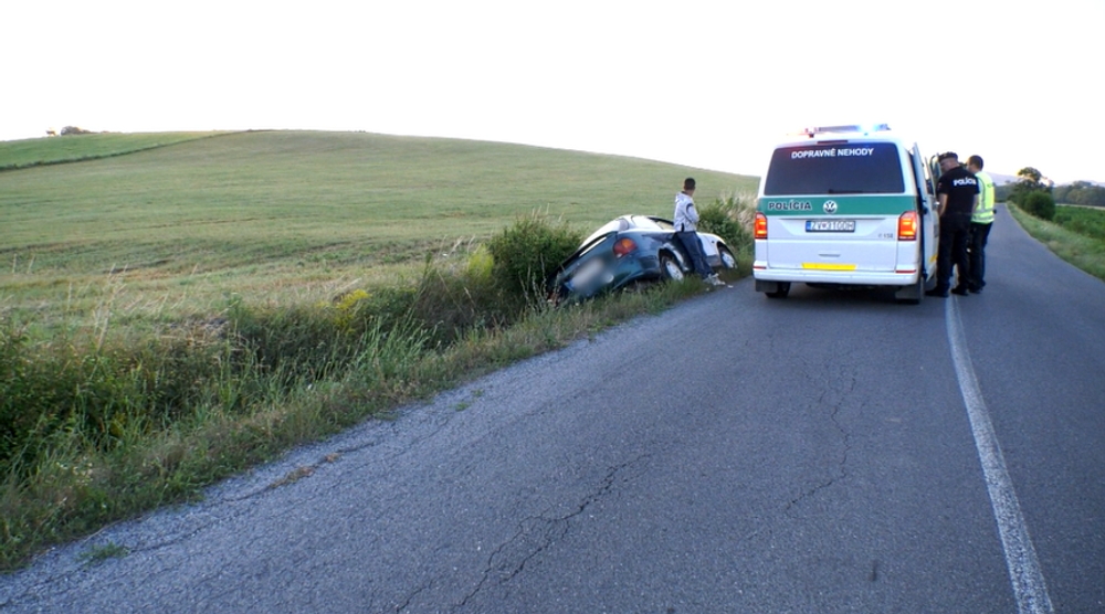 Bez vodičského a s alkoholom v krvi. S autom sa nakoniec prevrátili a skončil v priekope