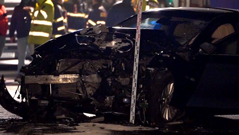 Čelná zrážka sa skončila tragicky, zo zdemolovaného vraku museli vodiča vyprostiť hasiči