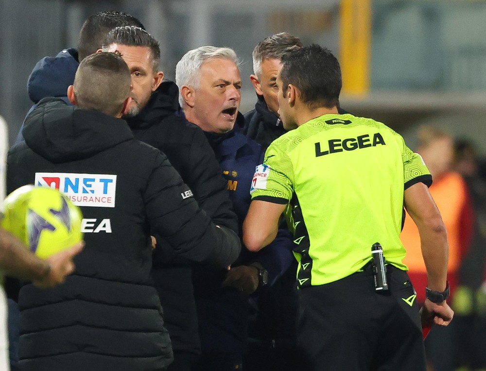 José Mourinho musí po vylúčení opustiť lavičku