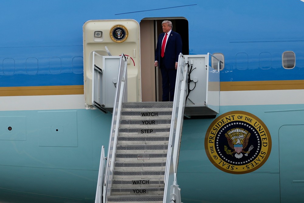 Trump vo dverach AirForce One