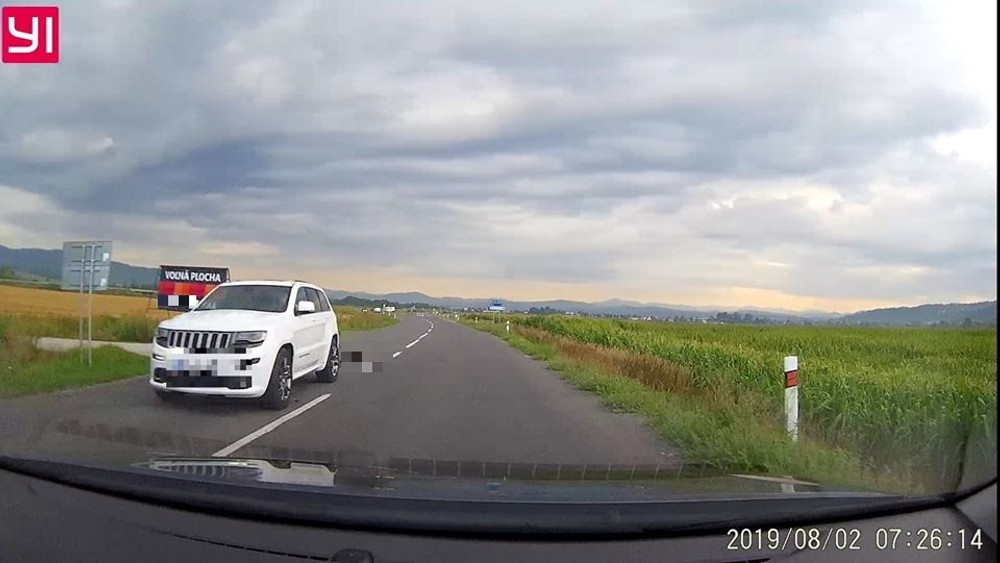 Zviera ťahal za autom