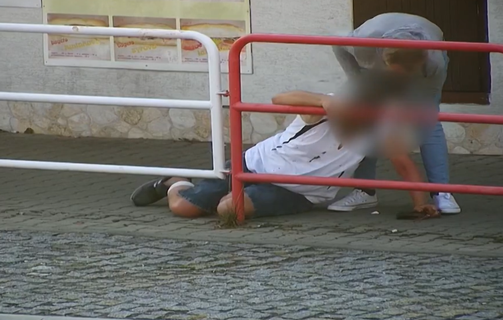 Zlodej okradol podguráženého muža. Tváril sa, že mu ide pomôcť