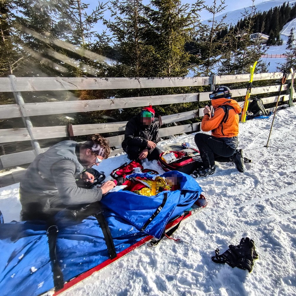 Lyžiar sa zrazil so štvorčlennou rodinou