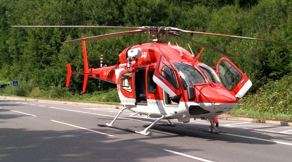 Zrážka dvoch motorkárov uzavrela hlavný ťah na Handlovú, na miesto privolali vrtuľník 