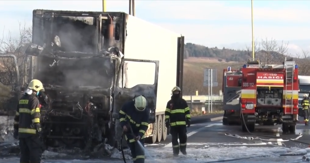 Pri Prešove horel počas jazdy kamión