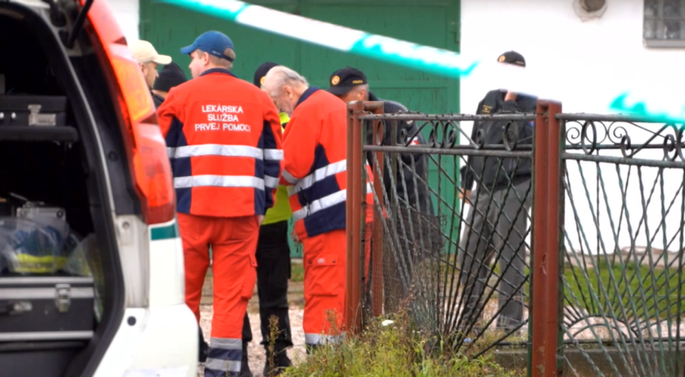 Popíjal s miestnymi, no domov sa už nevrátil. Záhadná smrť v uličke pri stanici prináša množstvo otáznikov