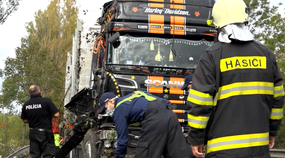 Nehoda kamióna zablokovala cestu pri Strečne, vodič skončil v policajnej cele