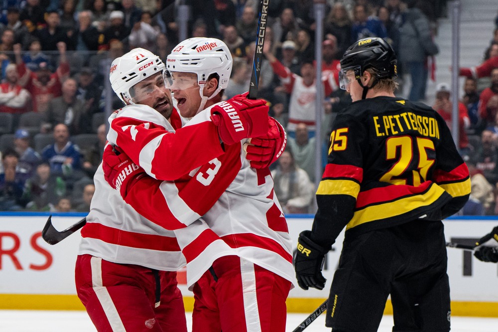 Red_Wings_Canucks_Hockey777078