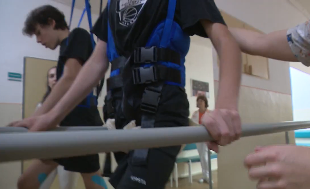 Mladého Lukáša zasiahol elektrický prúd. Teraz sa chce už vrátiť domov a znovu chodiť