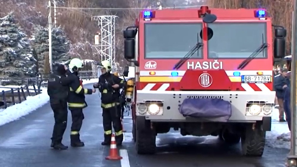 V izbe rodinného domu vznikol požiar, pravdepodobne ho spôsobila nabíjačka v zásuvke