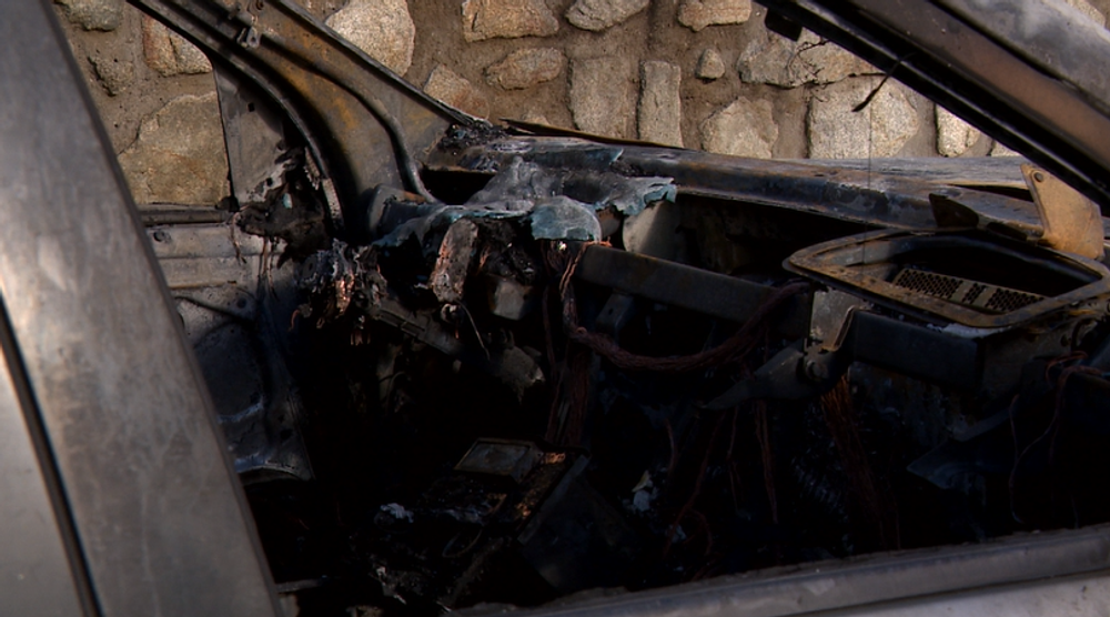 Zhorelo mu auto a teraz konská maštaľ