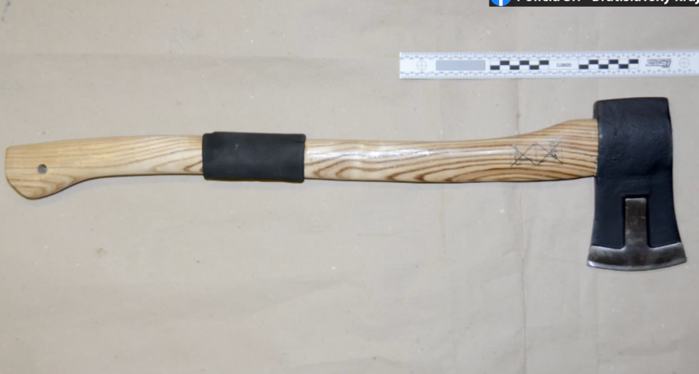 Muž so sekerou vchádza do budovy NR SR