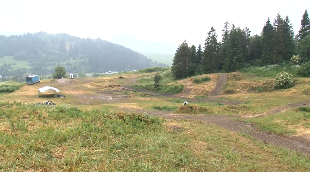 Mladý jazdec nezvládol terén a niekoľkokrát sa prevrátil