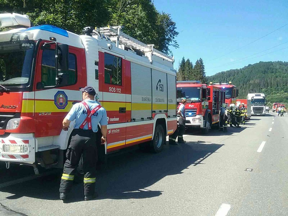 Tragická dopravná zrážka troch áut a kamióna si vyžiadala jednu obeť