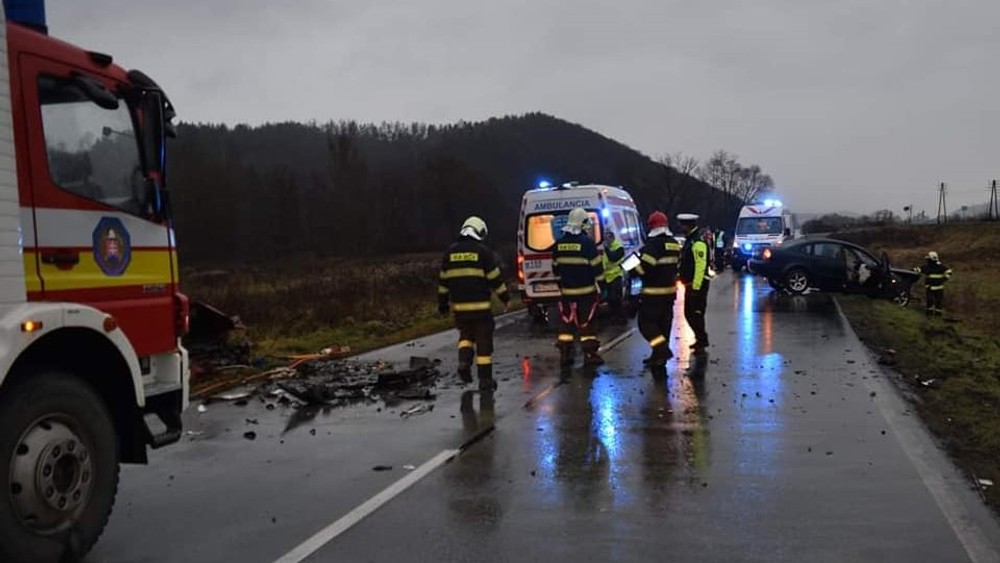 Čelná zrážka sa skončila tragicky, vodič zraneniam na miesto podľahol