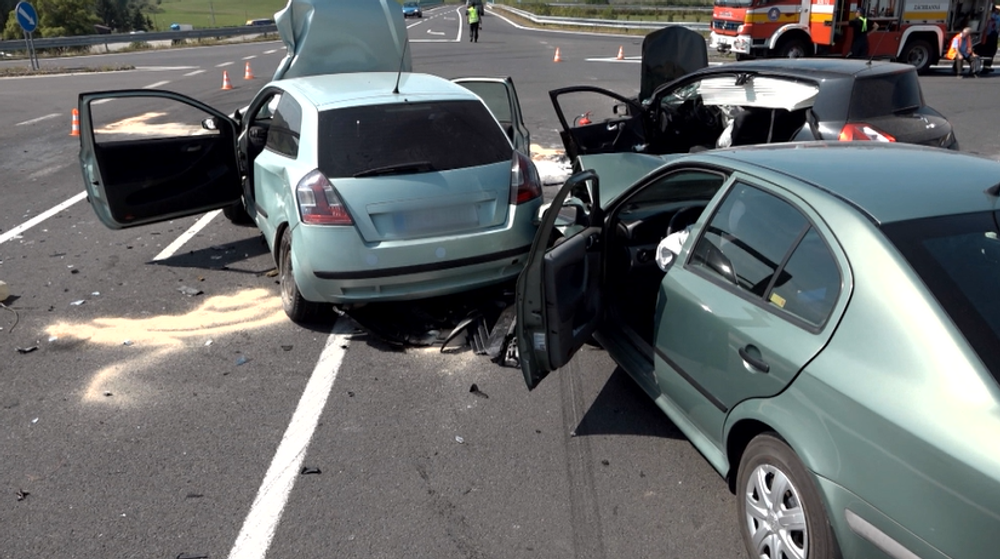 Vinník nedal prednosť v jazde, skončilo to zrážkou troch áut