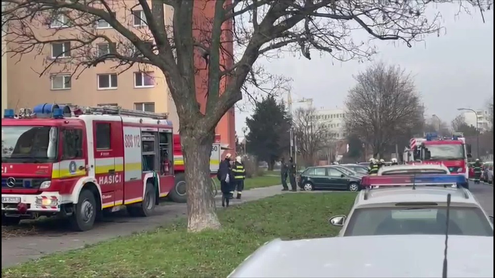 [multi] V hlavnom meste horia pivnice výškového paneláku 2514