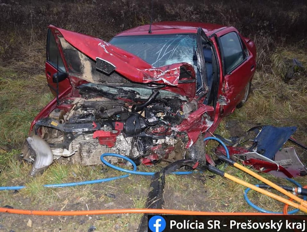 Čelná zrážka sa skončila tragicky, vodič zraneniam na miesto podľahol