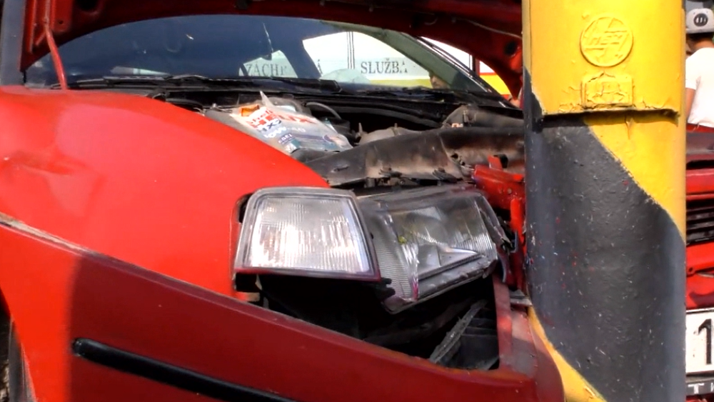 Aby sa vyhol čelnej zrážke, strhol volant. Len metre ich delili od vlakovej trate