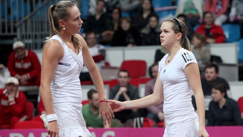 Magdaléna Rybáriková a Jana Čepelová počas štvorhry