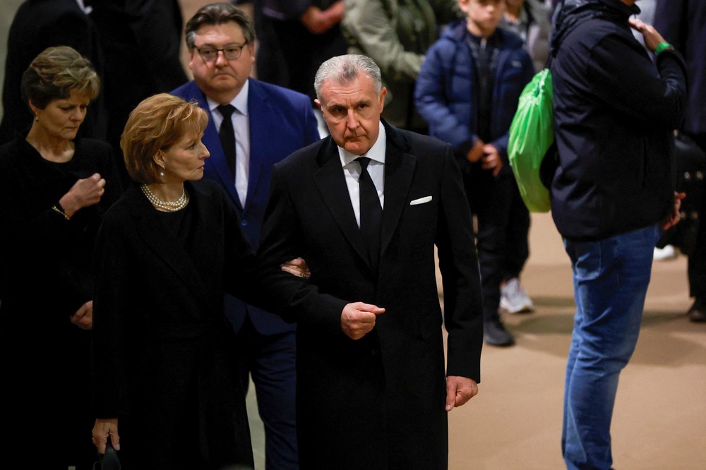 Británia sa lúči s kráľovnou Alžbetou II.