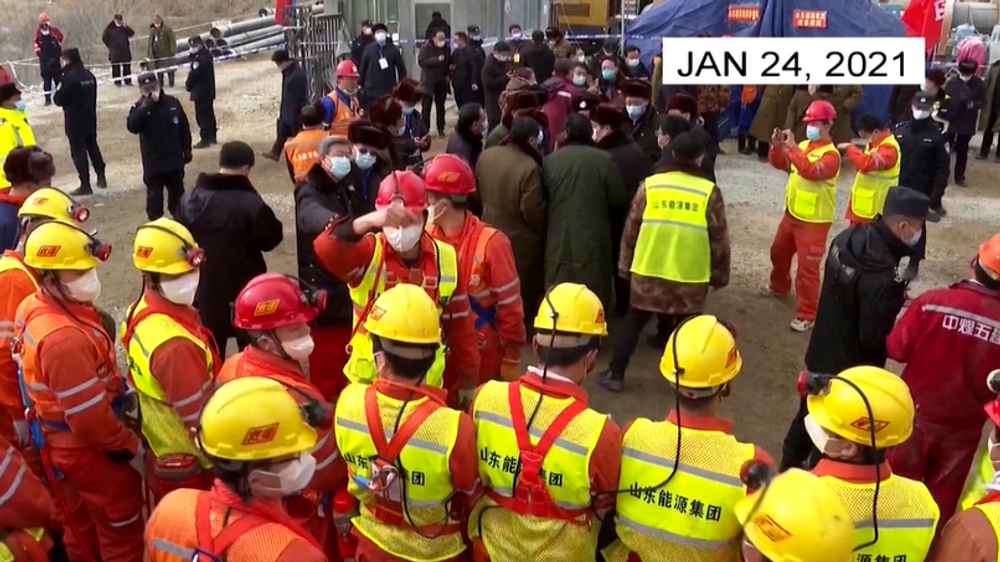 Záchranárom sa podarilo vyslobodiť baníkov, ktorí uviazli stovky metrov pod zemou 