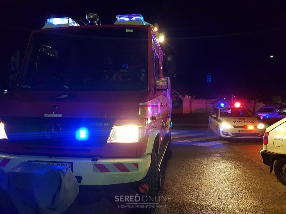 V Seredi vybuchlo pod bytovkou luxusné auto 2