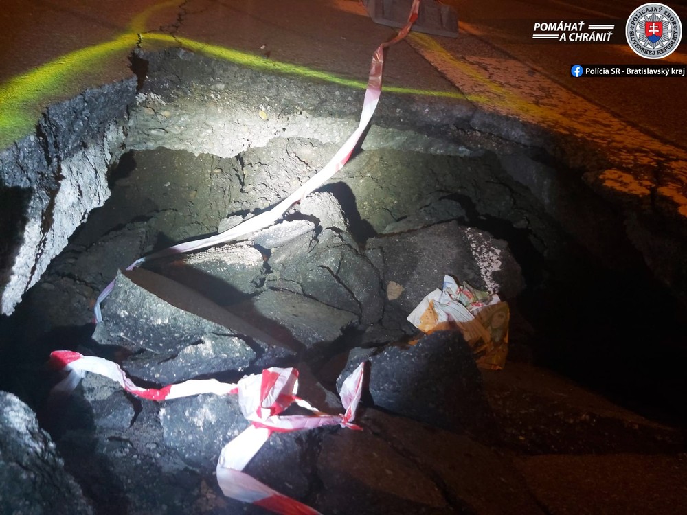 na vajnorskej sa prepadla cesta