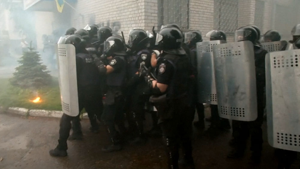 Stovky ľudí vyšli na protest do ulíc po zastrelení 5-ročného chlapca opitými policajtmi na Ukrajine