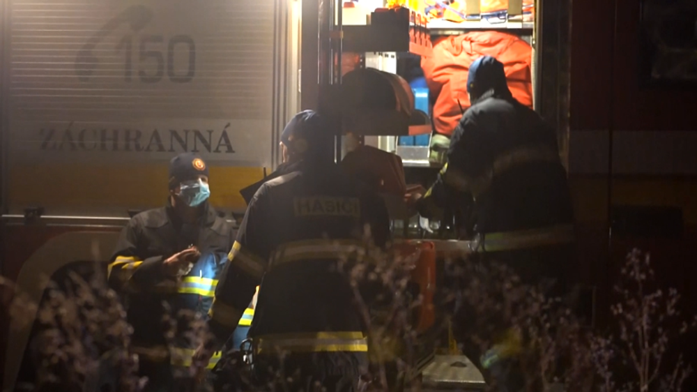 Čelná zrážka sa skončila tragicky, zo zdemolovaného vraku museli vodiča vyprostiť hasiči