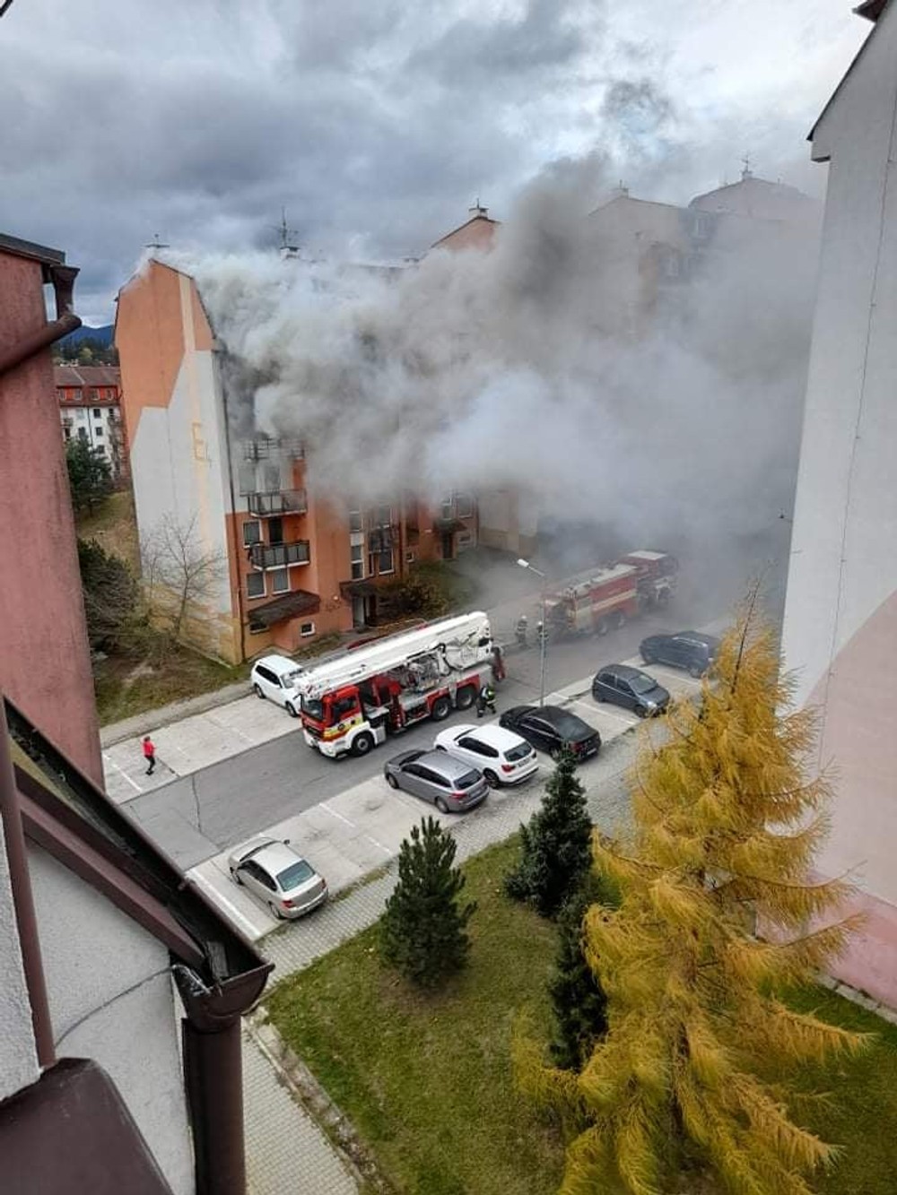 Obrovské plamene zachvátili jednu z bytoviek.