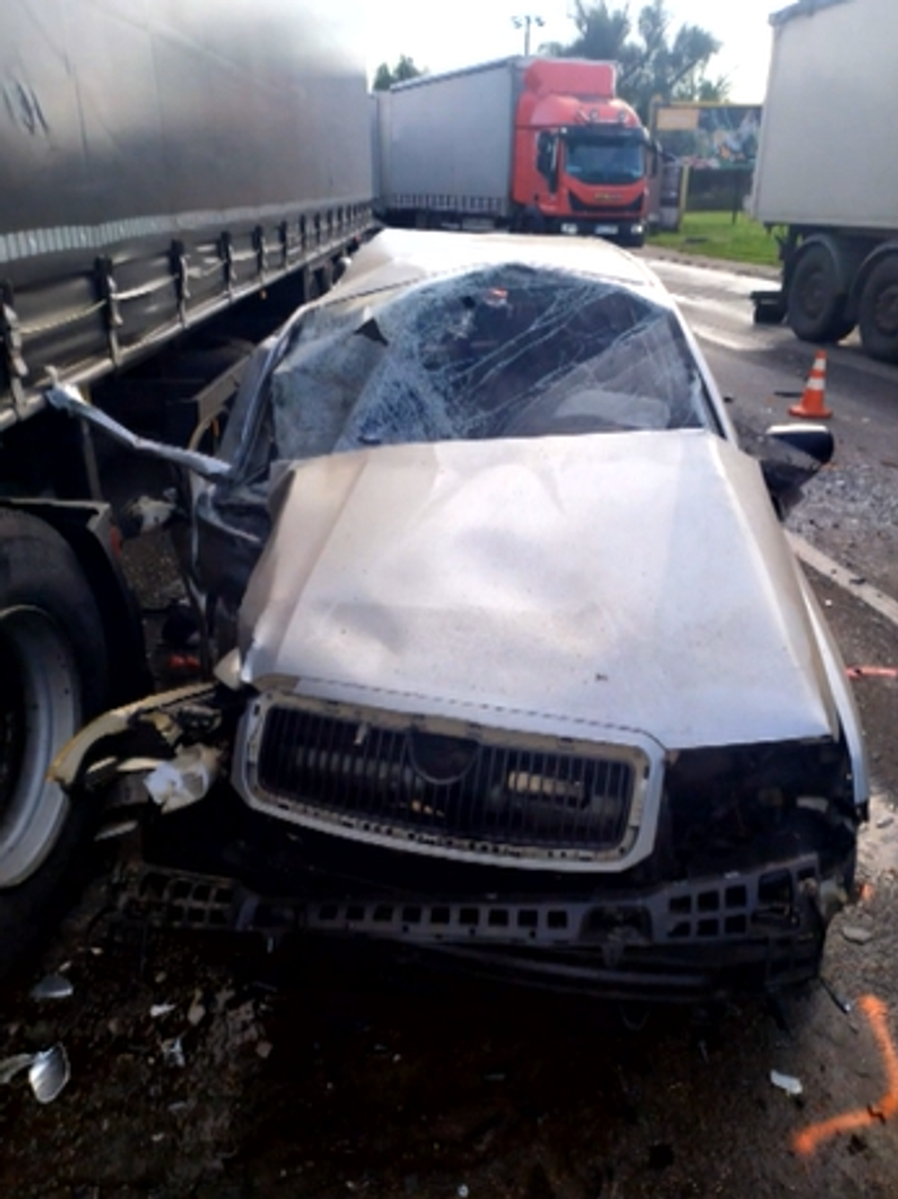 Vážna nehoda na Záhorí. Po náraze do kamióna odhodilo auto pod náves druhého kamionistu