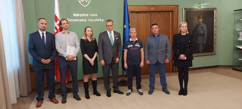 Po lekároch hrozia výpoveďami aj záchranári