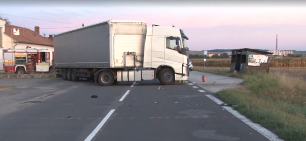 Zrážku s kamiónom neprežil mladý motorkár. Chyba kamionistu ho stála život 