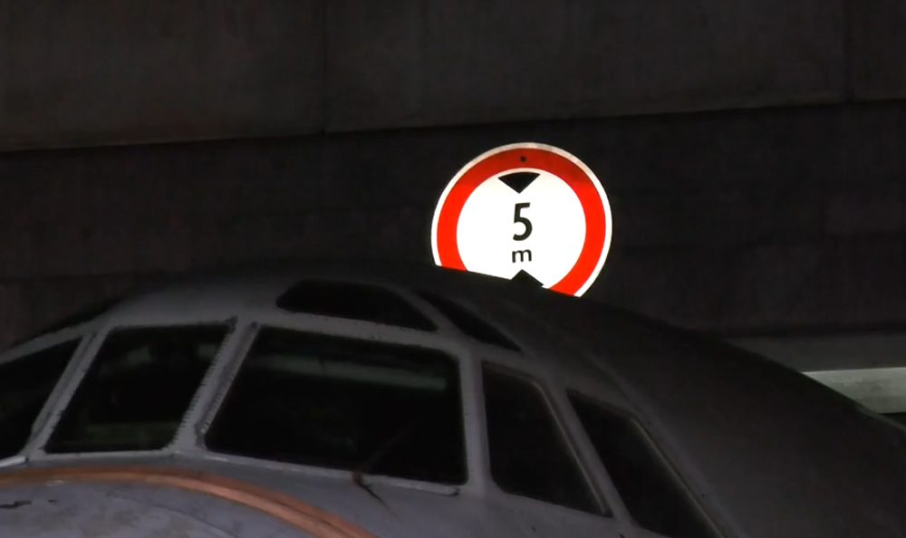 Vládny špeciál prevážajú popod most 3