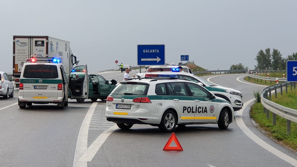 Pri náraze do zvodidiel zomrela žena. Pravdepodobne nemala zapnutý bezpečnostný pás