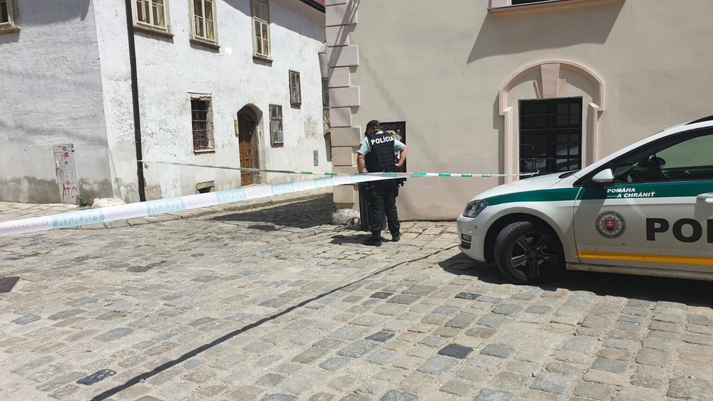 V centre Bratislavy spacifikovali ozbrojeného muža, v okolí ostávajú pyrotechnici