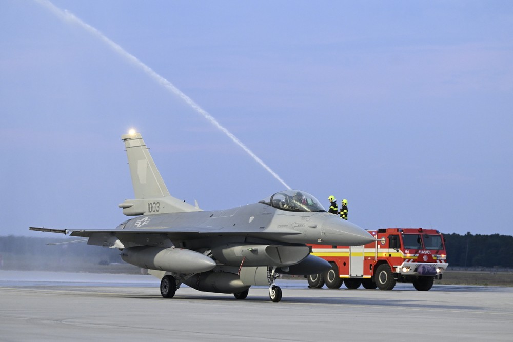 Ceremoniál pri príležitosti príletu dvoch slovenských stíhačiek F-16
