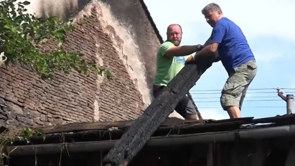 do stodoly udrel blesk