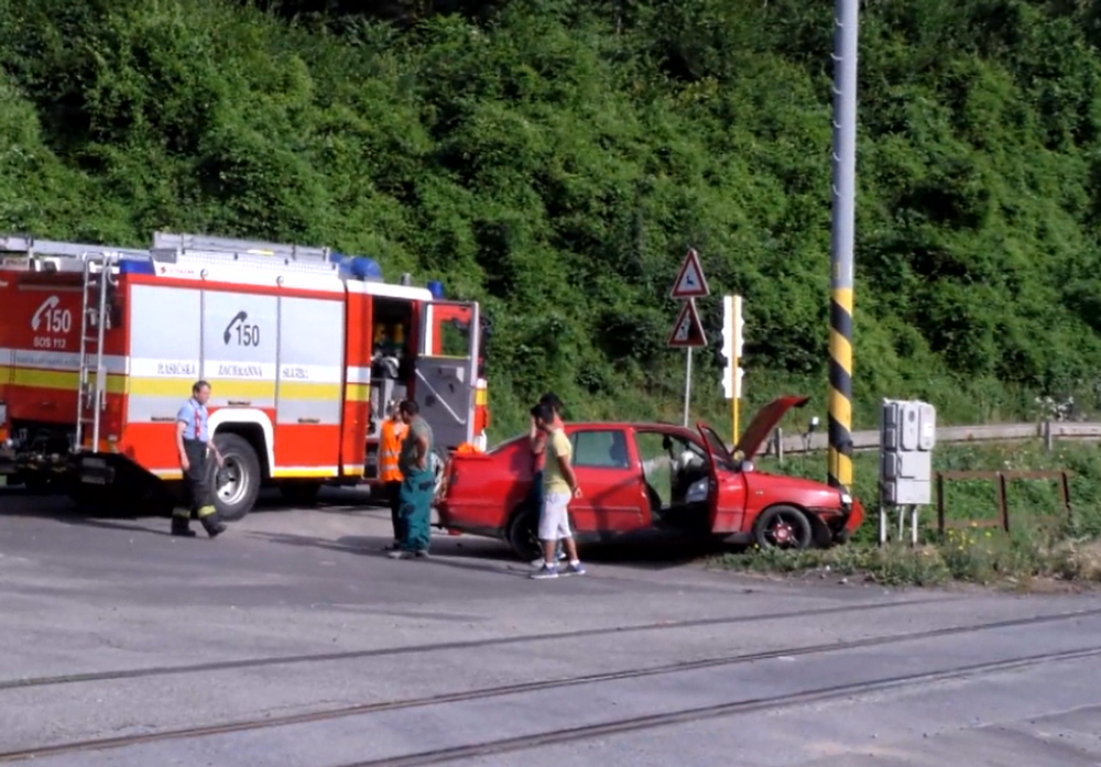 Aby sa vyhol čelnej zrážke, strhol volant. Len metre ich delili od vlakovej trate