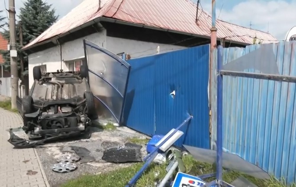 vodič zdemoloval zastávku