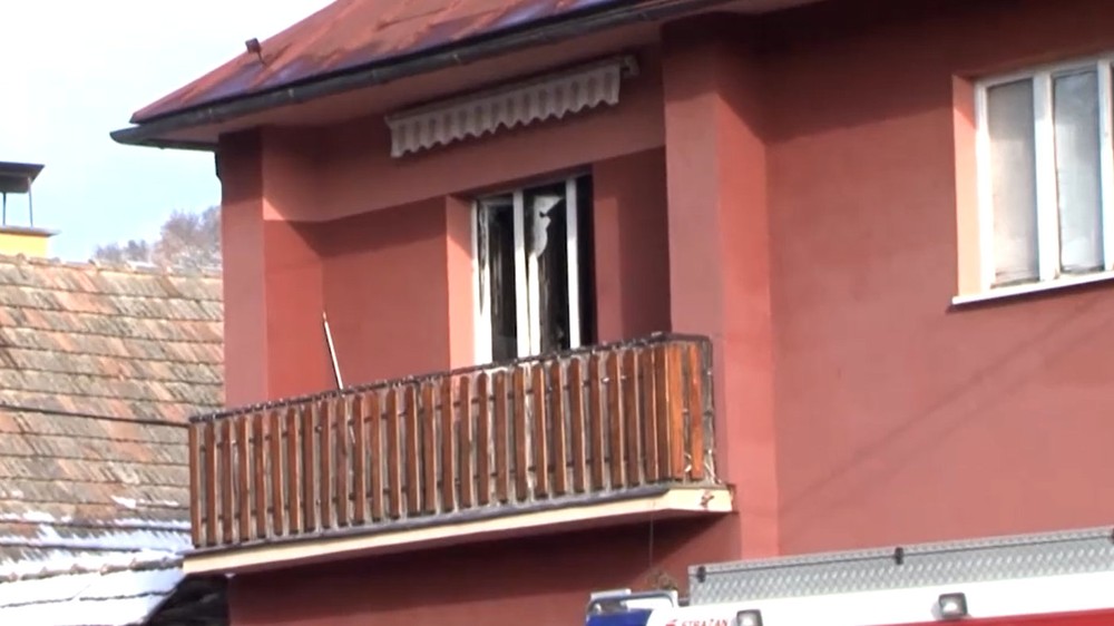 V izbe rodinného domu vznikol požiar, pravdepodobne ho spôsobila nabíjačka v zásuvke
