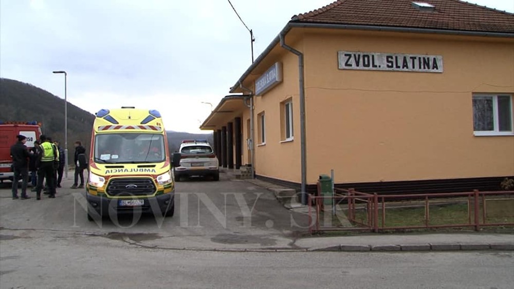 Vlak zachytil muža, ktorý stál príliš blízko pri železničnom priecestí