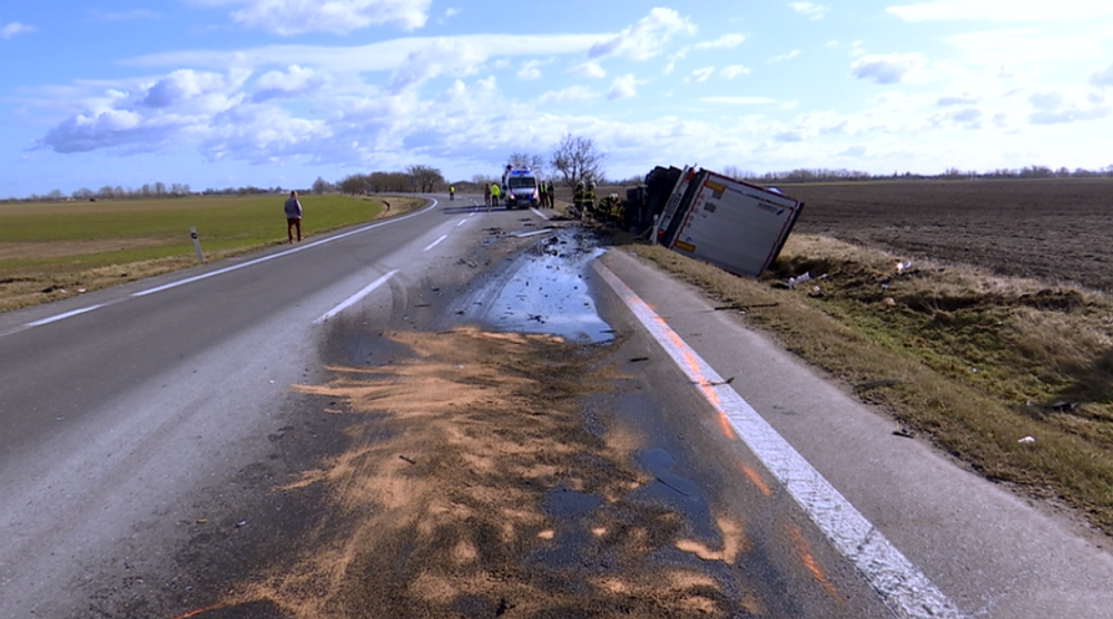 Vodič osobného auta skončil pod kolesami kamióna. Pomoc už bola zbytočná