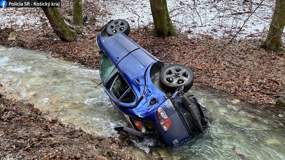 Auto skončilo v potoku