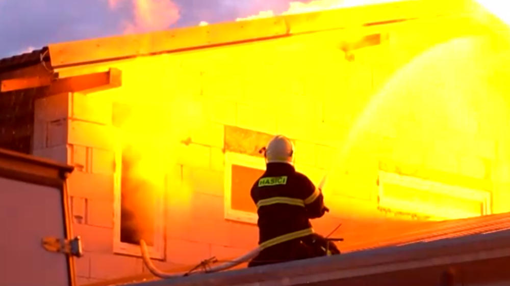 Halu na výrobu peliet zachvátili plamene