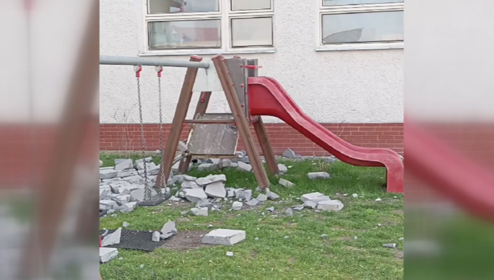 Kusy tvárnic spadli na ihrisko