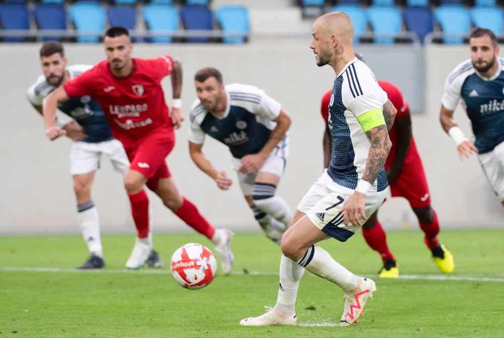 hráč Slovana Vladimír Weiss ml. strieľa panenkovský gól z penalty 
