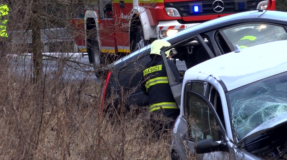 Nehoda dvoch áut si vyžiadala letecký transport. V jednom z áut ostal zakliesnený vodič